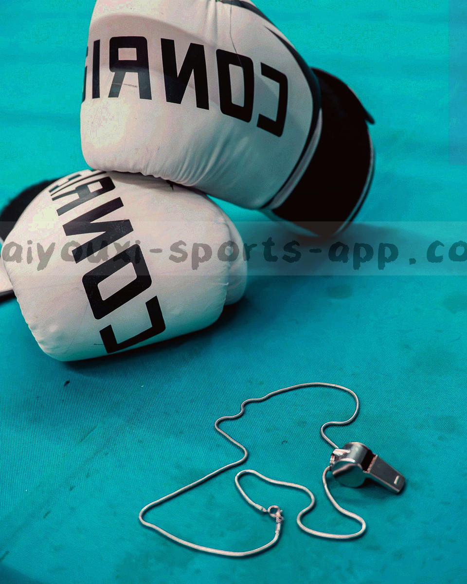 竖版构图中手指点按手机屏幕上的收藏图标，按钮状态由描边转为实心
